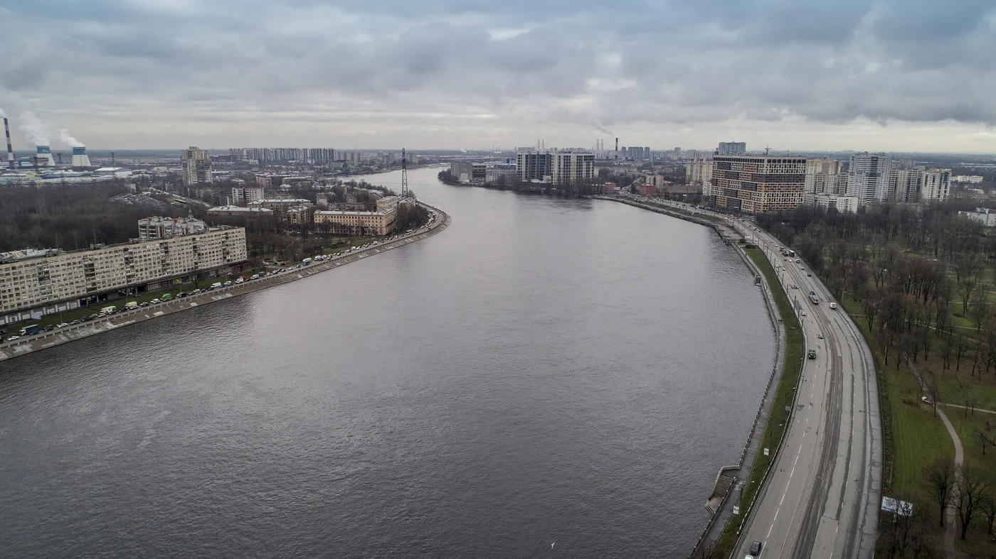 Нева и Октябрьская набережная в Невском районе Санкт-Петербурга